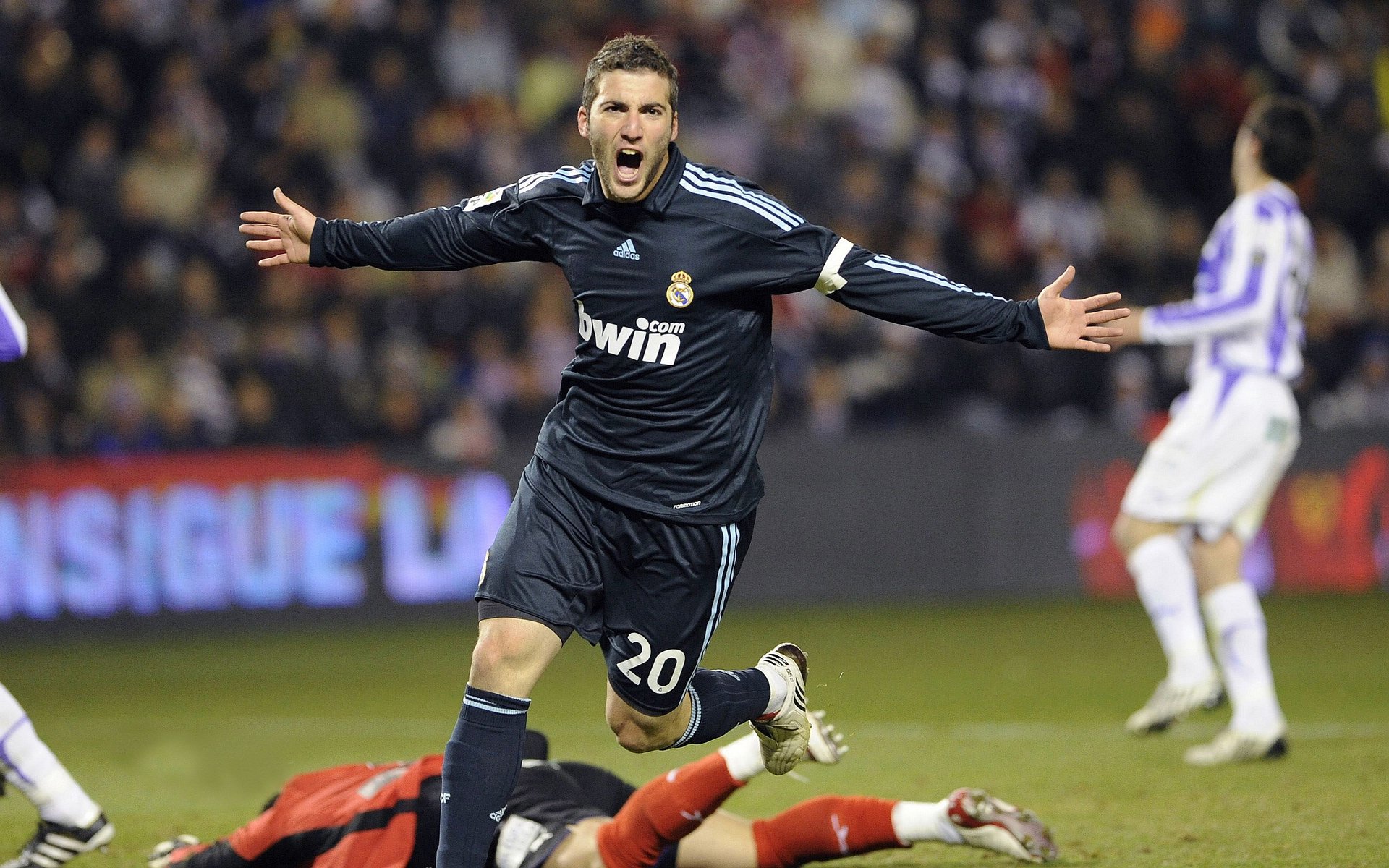 开云官方网页登录-AC米兰球员皮亚尼奇在联赛中展现出色发挥，皮亚尼奇助攻c罗贴地斩